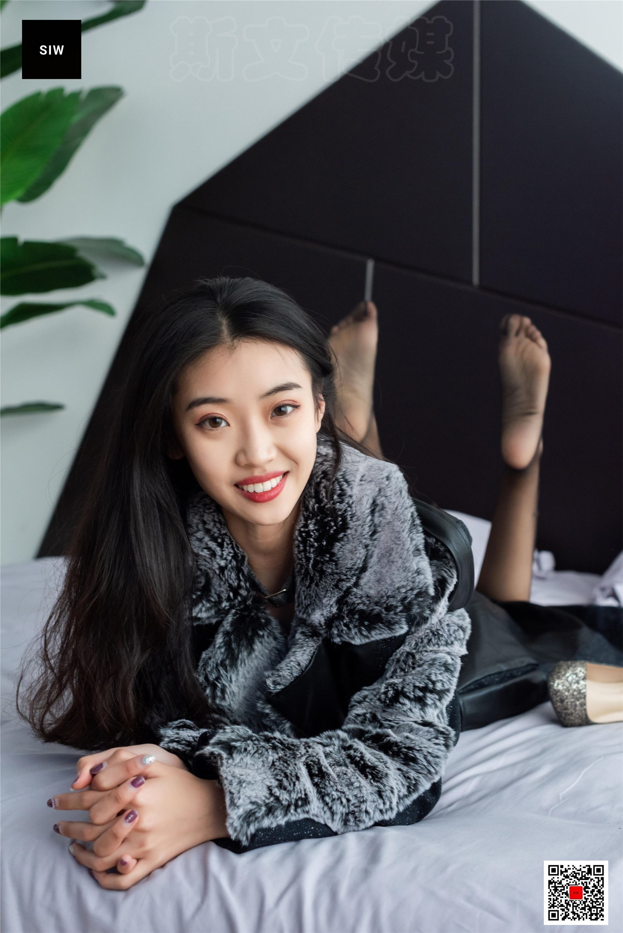 SIW斯文传媒 085 蓉儿 翻毛领拼色毛呢仿皮华贵长款大衣